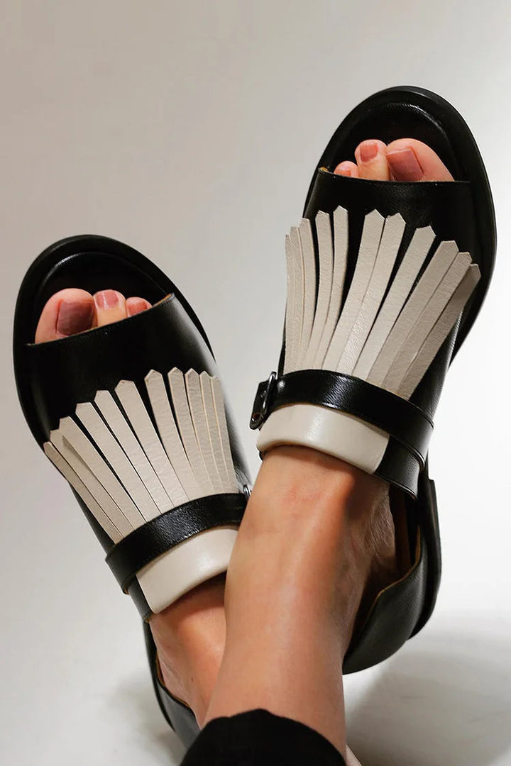 Open-toe round slip-on sandals with contrasting fringes