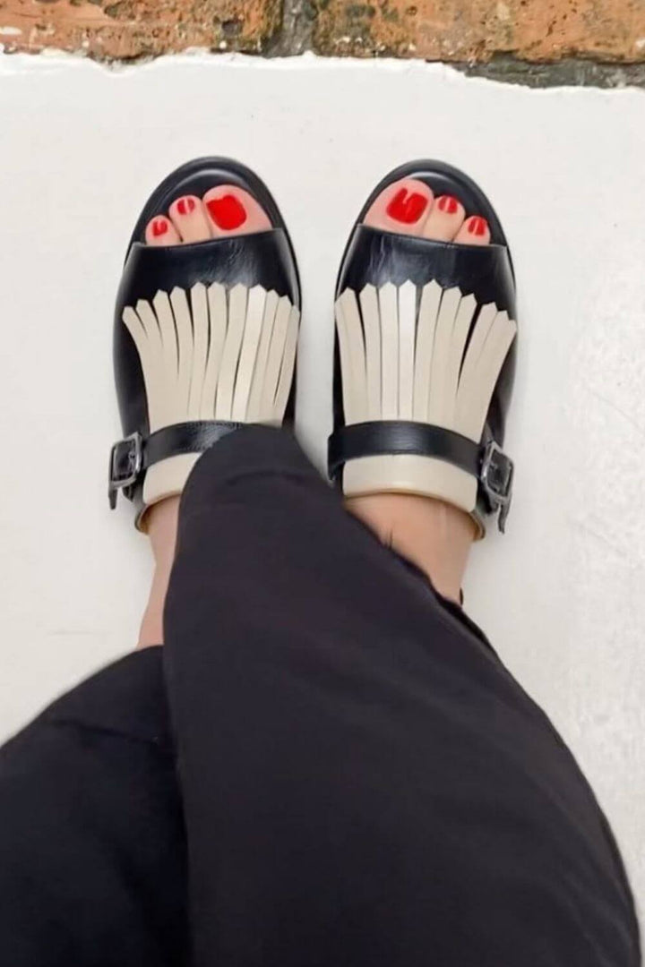 Open-toe round slip-on sandals with contrasting fringes