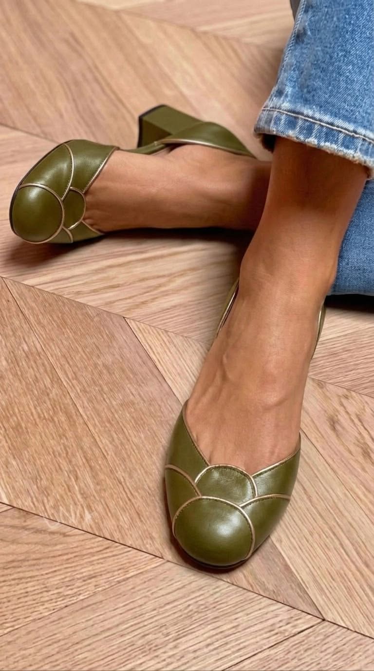Elegant Block Heels in Black and Gold with Round Toes and Contrasting Profiles