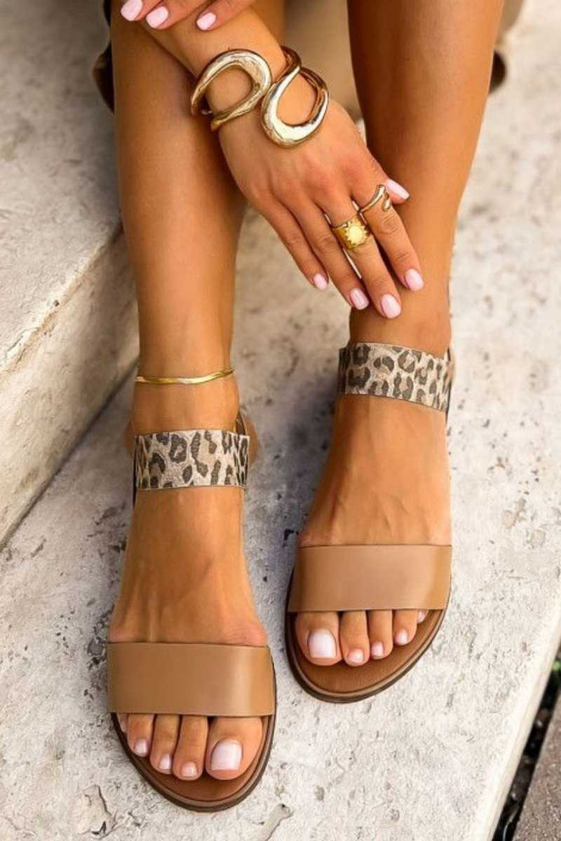Low leopard print faux leather sandals with elastic strap