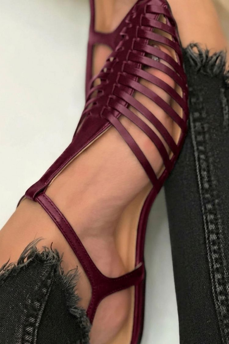 Essential Casual Cut-Out Black Pointed Sandals with T-Strap