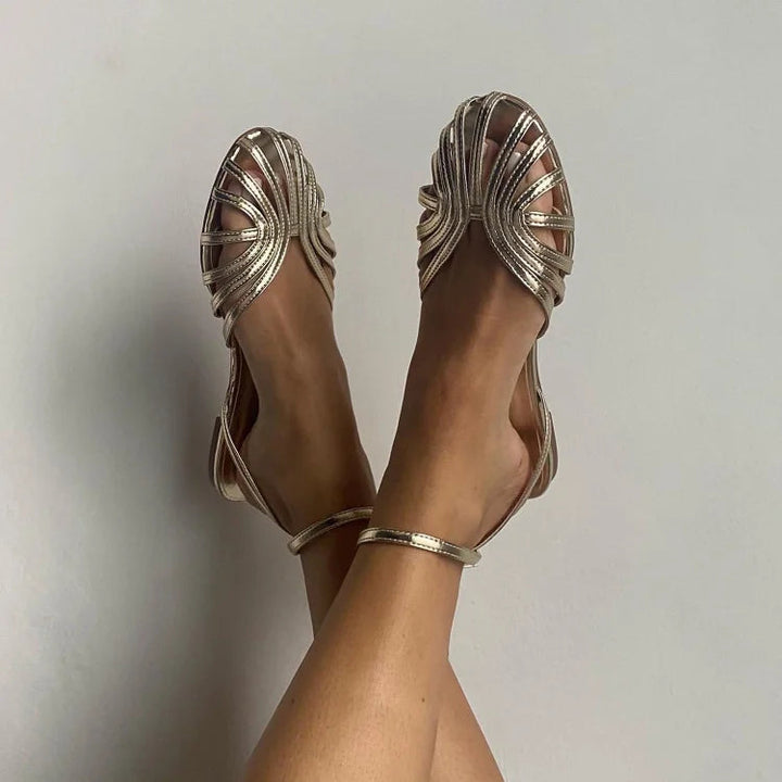 Cut-out ballerina flats with round toe in solid colour and ankle strap