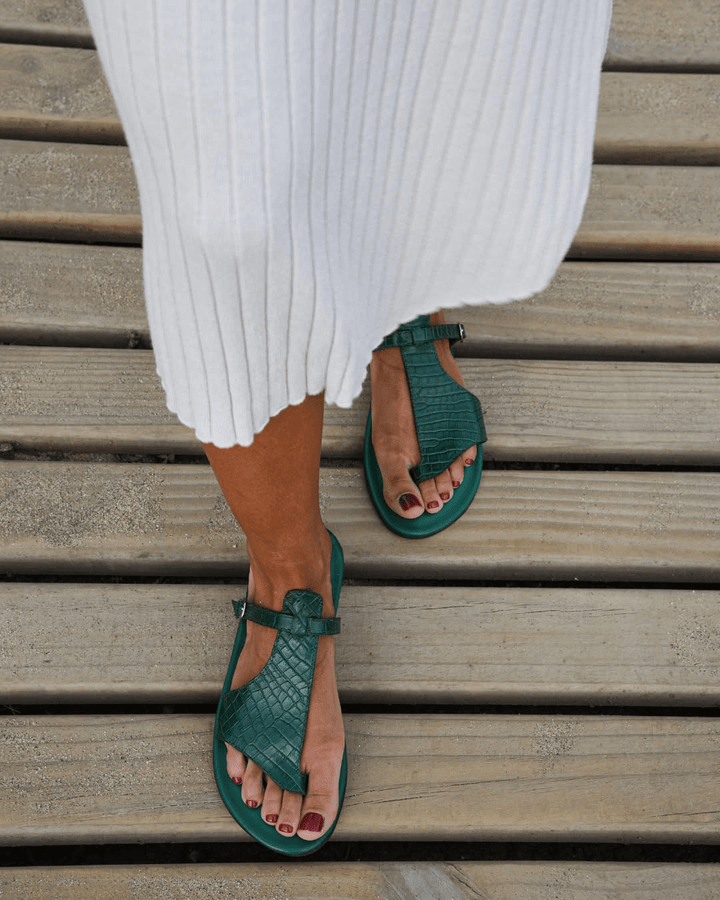 Crocodile-effect flip-flops with strap and buckle on the instep