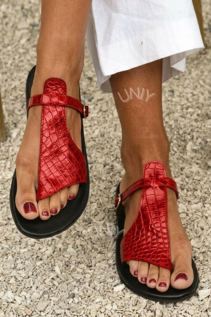 Crocodile-effect flip-flops with strap and buckle on the instep