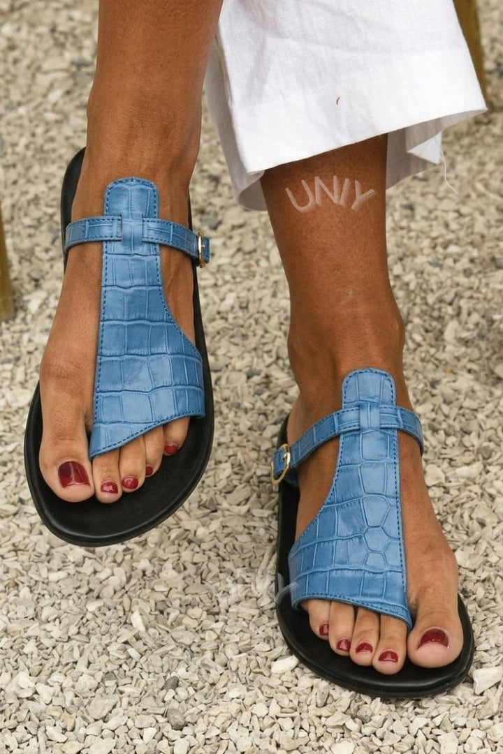 Crocodile-effect flip-flops with strap and buckle on the instep