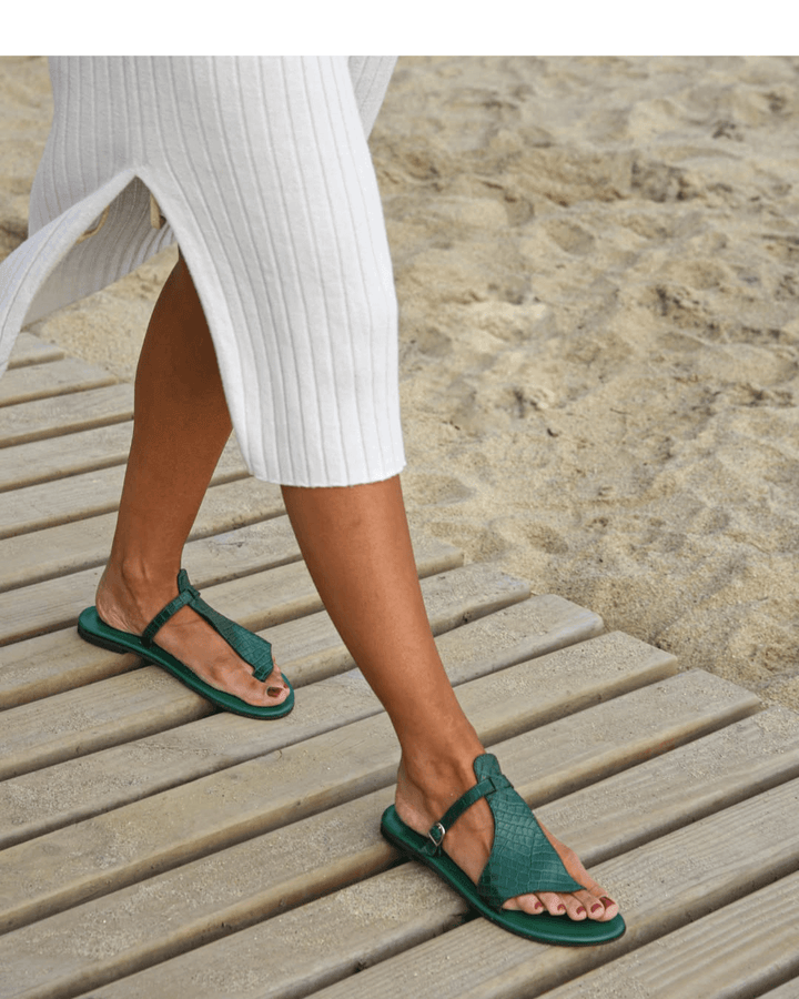 Crocodile-effect flip-flops with strap and buckle on the instep