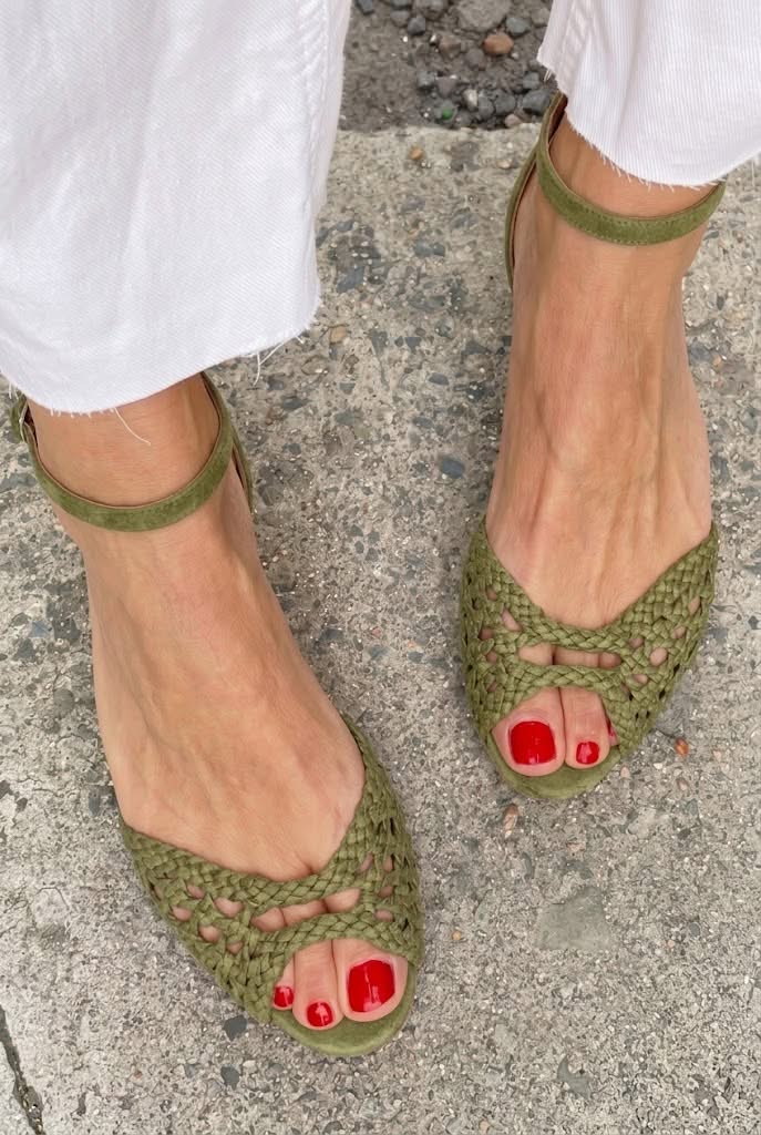 Elegant low cut-out woven sandals with open toe and ankle strap