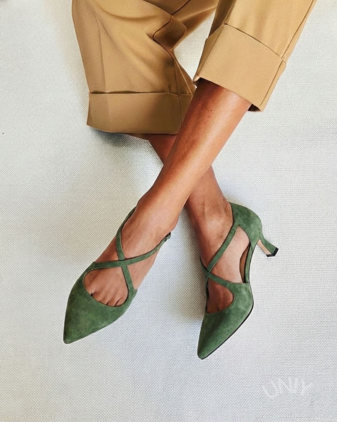 Pointed toe court shoes with crossed straps