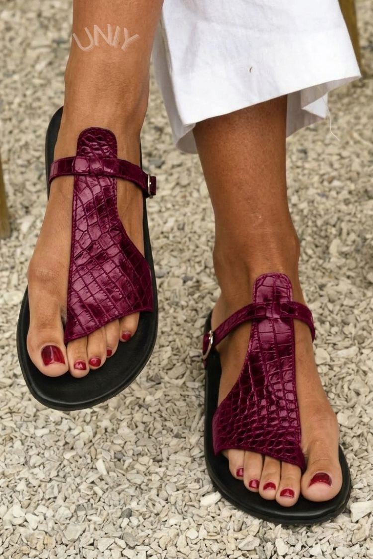 Crocodile-effect flip-flops with strap and buckle on the instep