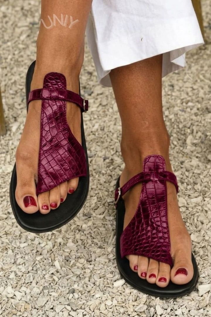 Crocodile-effect flip-flops with strap and buckle on the instep