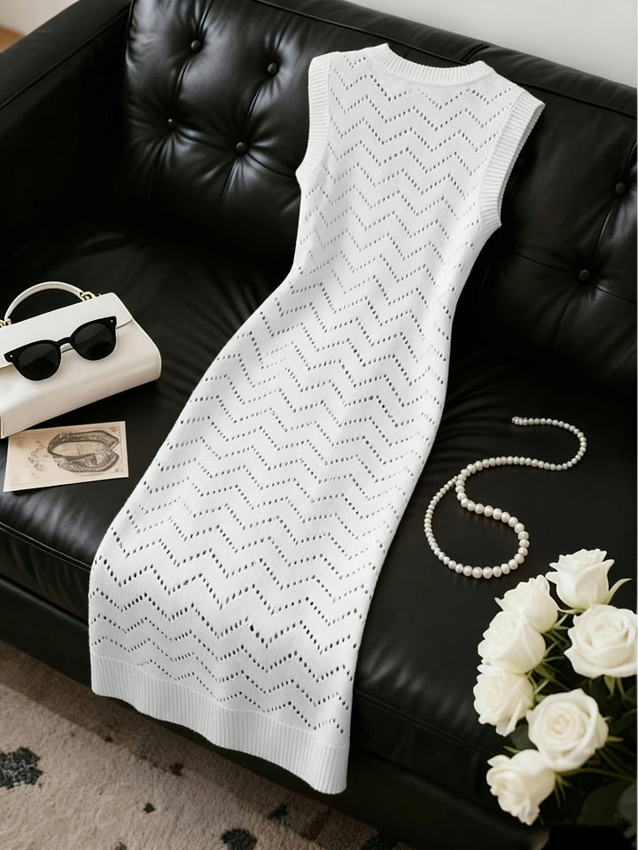 New fashionable, simple and elegant casual dress for daily wear for ladies, suitable for outings, beach and holidays, plain sleeveless dress with cut-out details and round neck