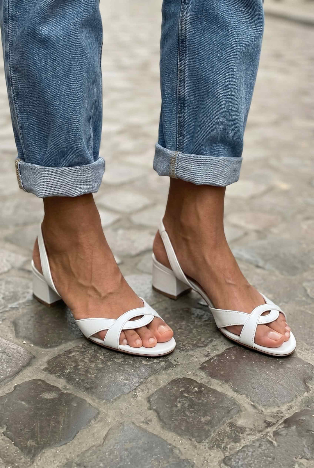 Open-toe sandals with crossed straps and low block heel