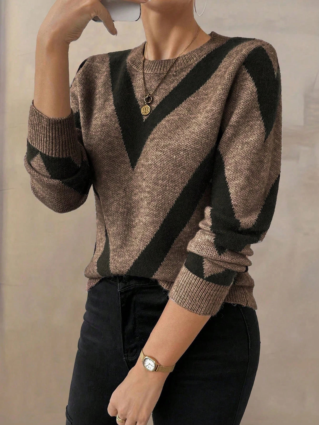New autumn and winter knitted sweater with geometric pattern, round neck and long sleeves